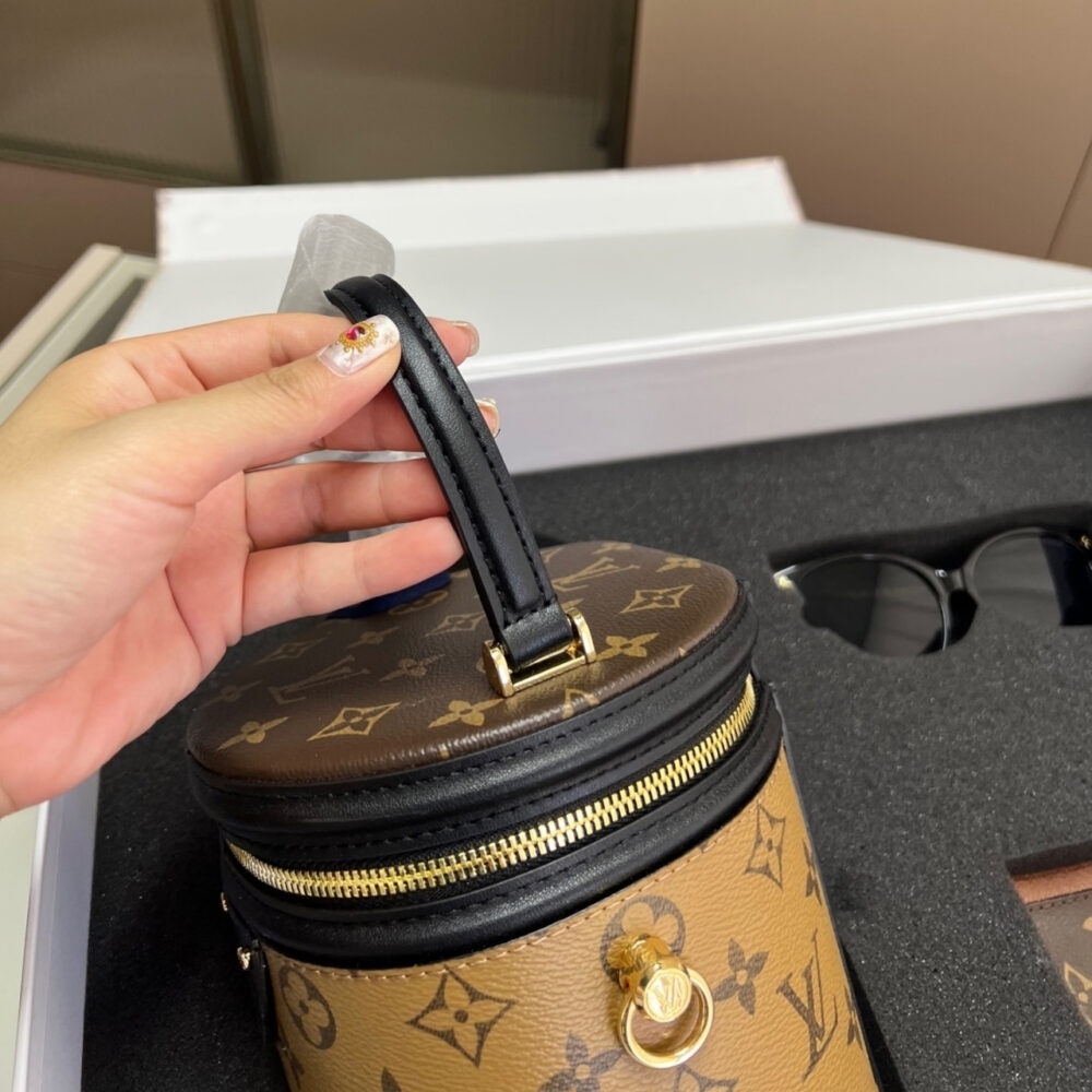 Gift set: Louis Vuitton Cannes Bag Monogram And Black 15Cm M43986 - Image 6