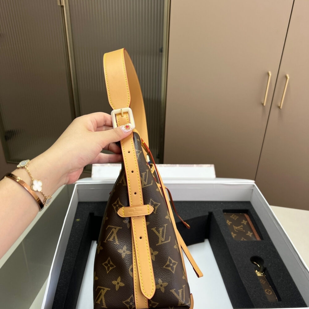 Gift set: Louis Vuitton CarryAll PM Bag Monogram Canvas 29Cm M46203 - Image 3