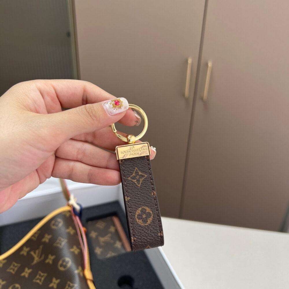 Gift set: Louis Vuitton CarryAll PM Bag Monogram Canvas 29Cm M46203 - Image 6