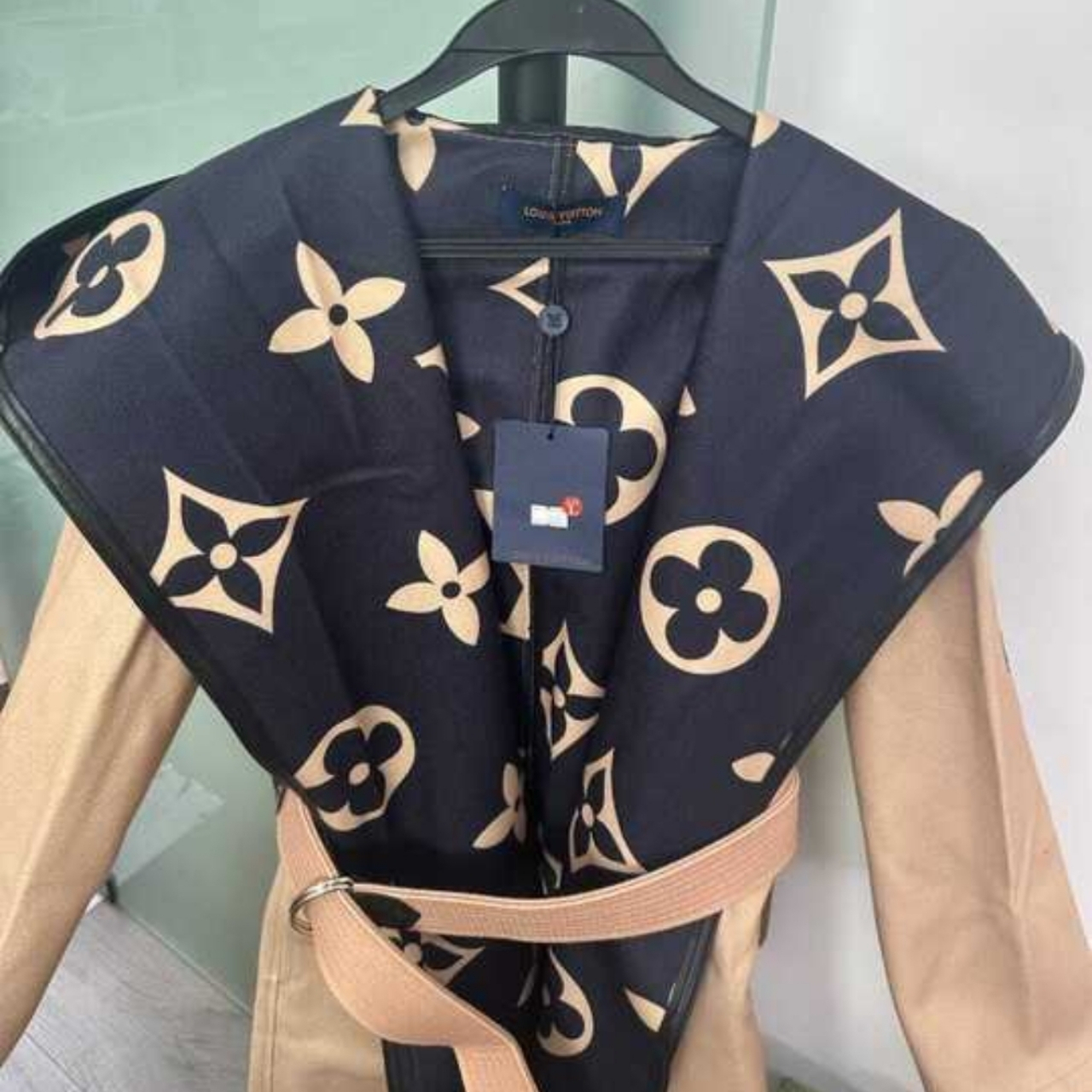 Louis Vuitton Hooded Coat Double Faced Silk Wool Brown 1AAGAV - Image 4