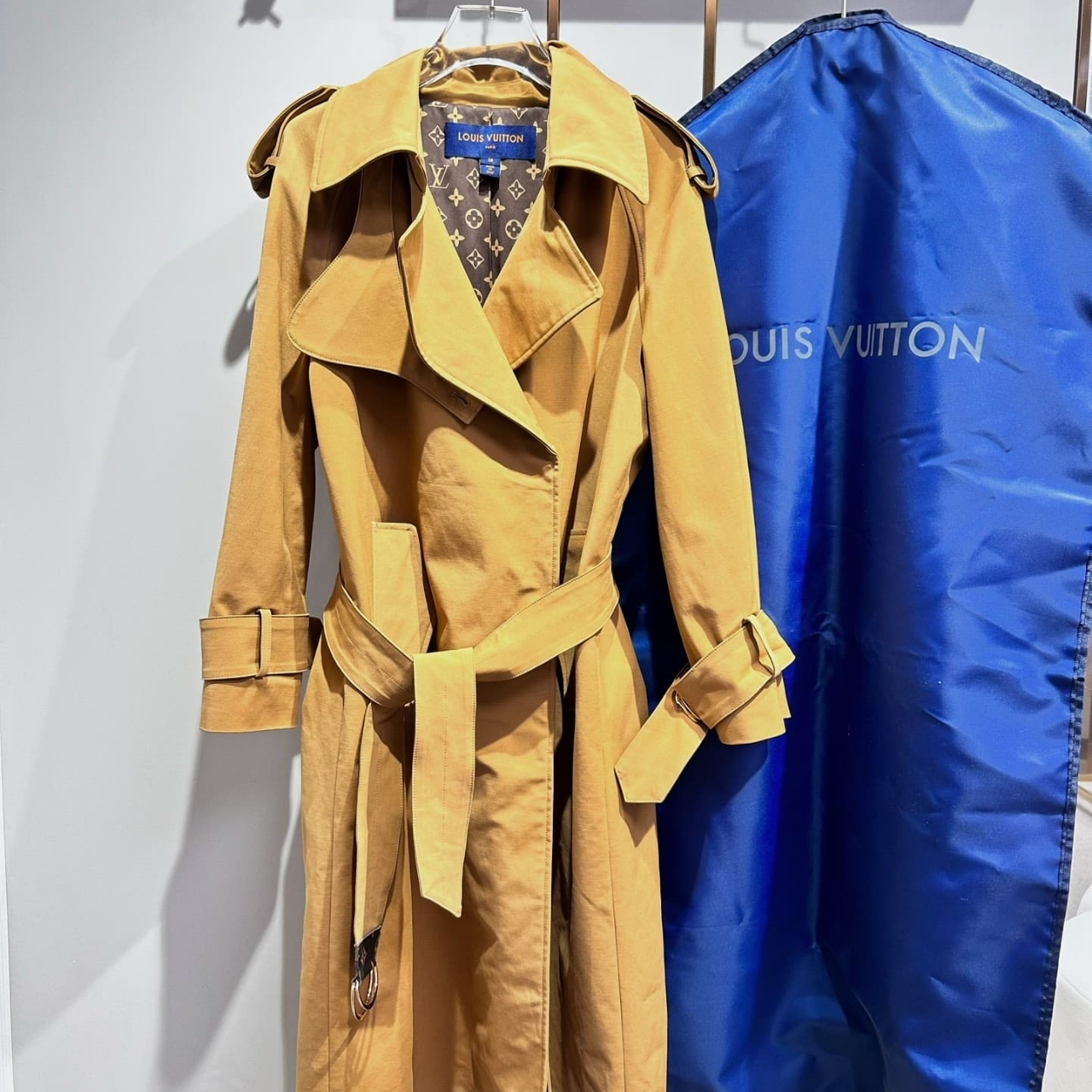 Louis Vuitton Oversized Detail Trench Coat Sandy Beige 1ABD9W - Image 3