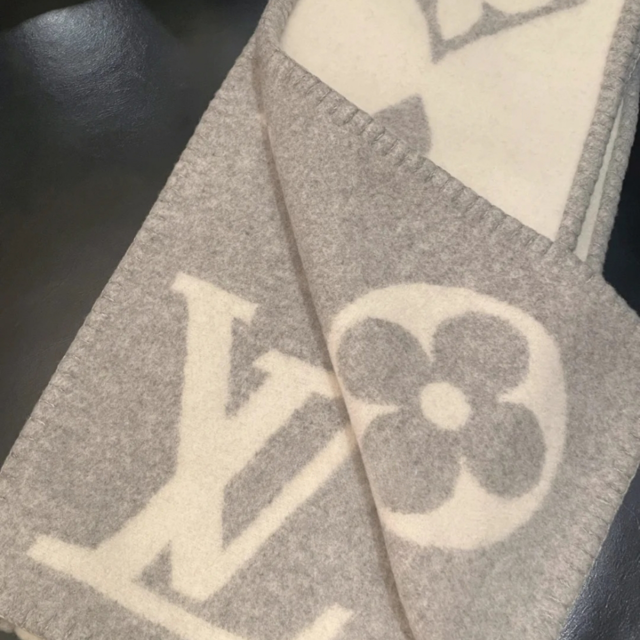Louis Vuitton Sweet Dreams Scarf Grey 240Cm M77380 - Image 2