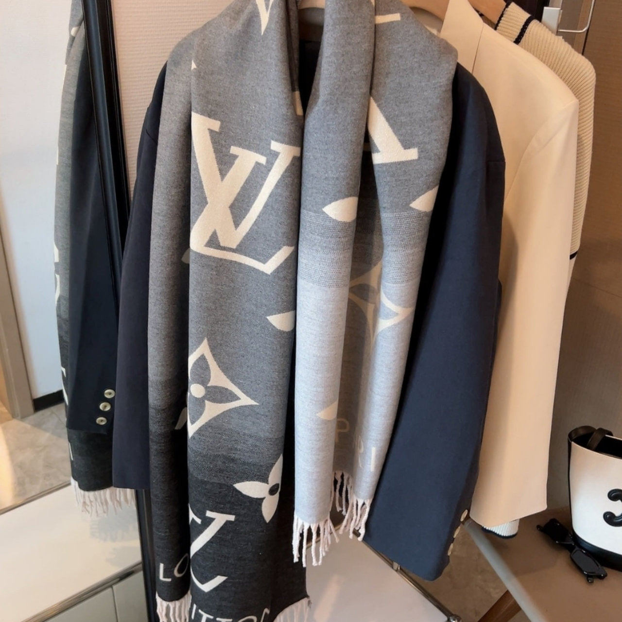Louis Vuitton Reykjavik Gradient Scarf Black Grey 180Cm M76336 - Image 2