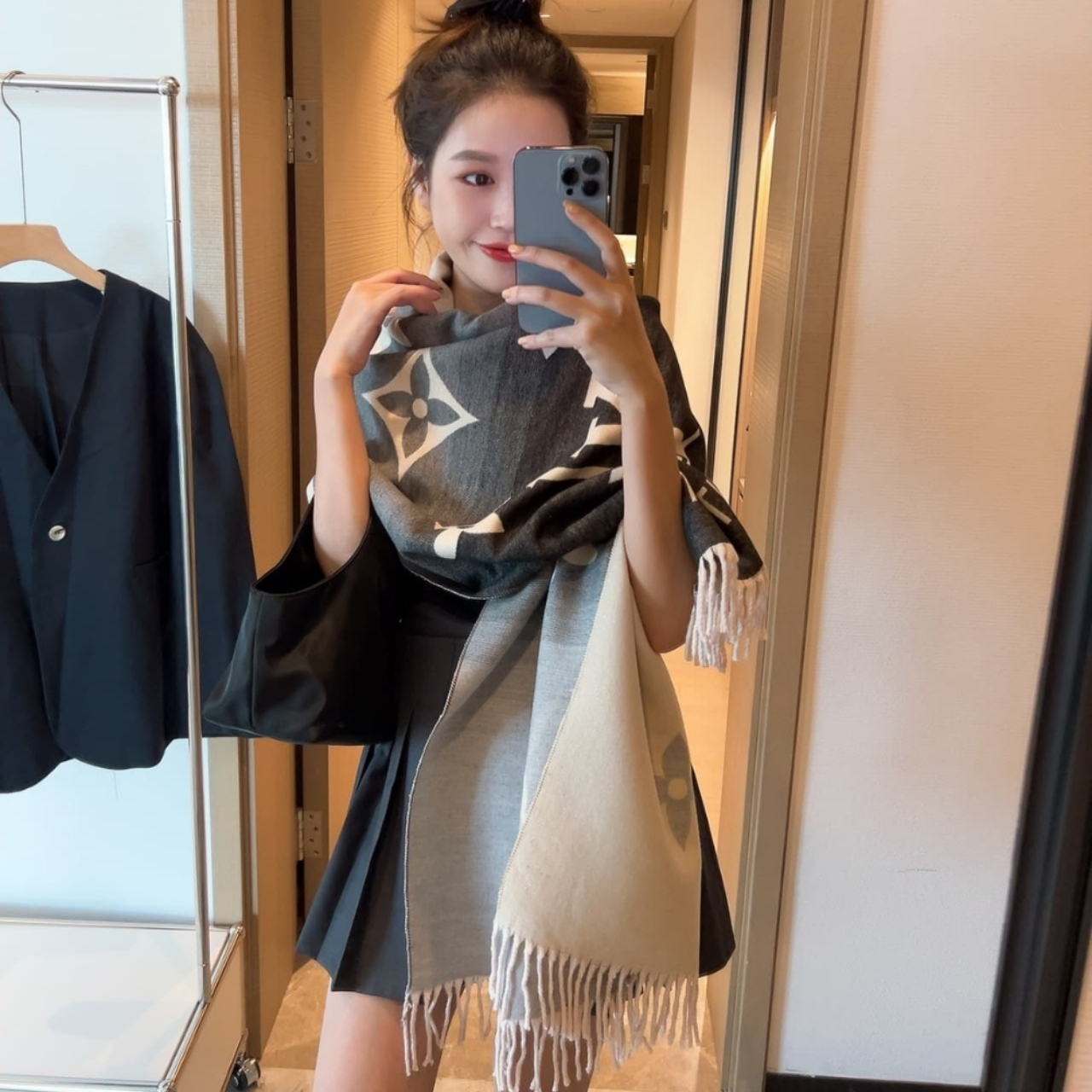 Louis Vuitton Reykjavik Gradient Scarf Black Grey 180Cm M76336 - Image 3