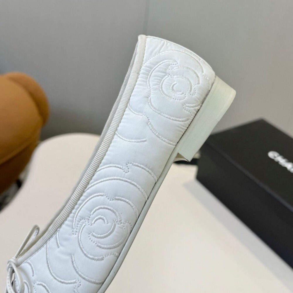 Chanel Ballet Flats Embroidered Fabric And Grosgrain White And Black G02819 B21026 U1898 - Image 5