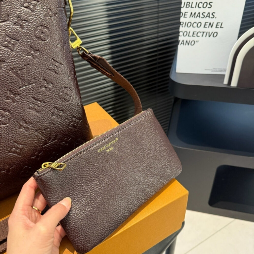 Louis Vuitton Coussin Hobo MM Chocolat 31Cm M12072 - Image 7