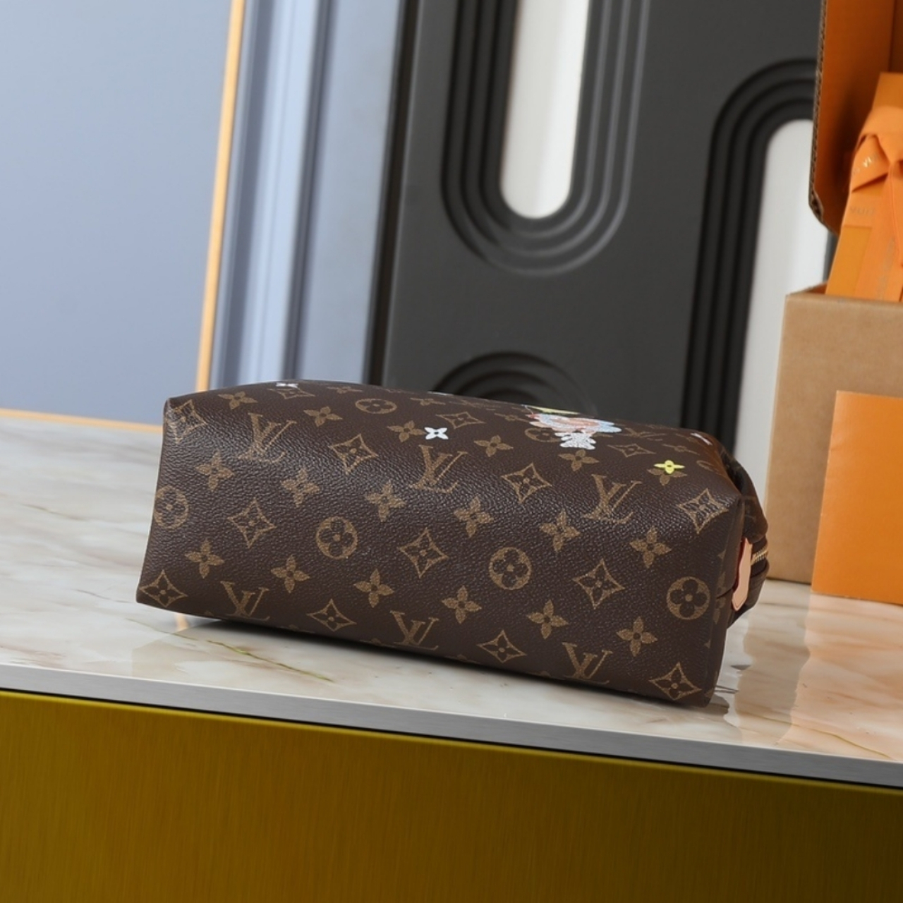 Louis Vuitton GM Cosmetic Pouch Monogram Brown 27Cm M14891 - Image 5