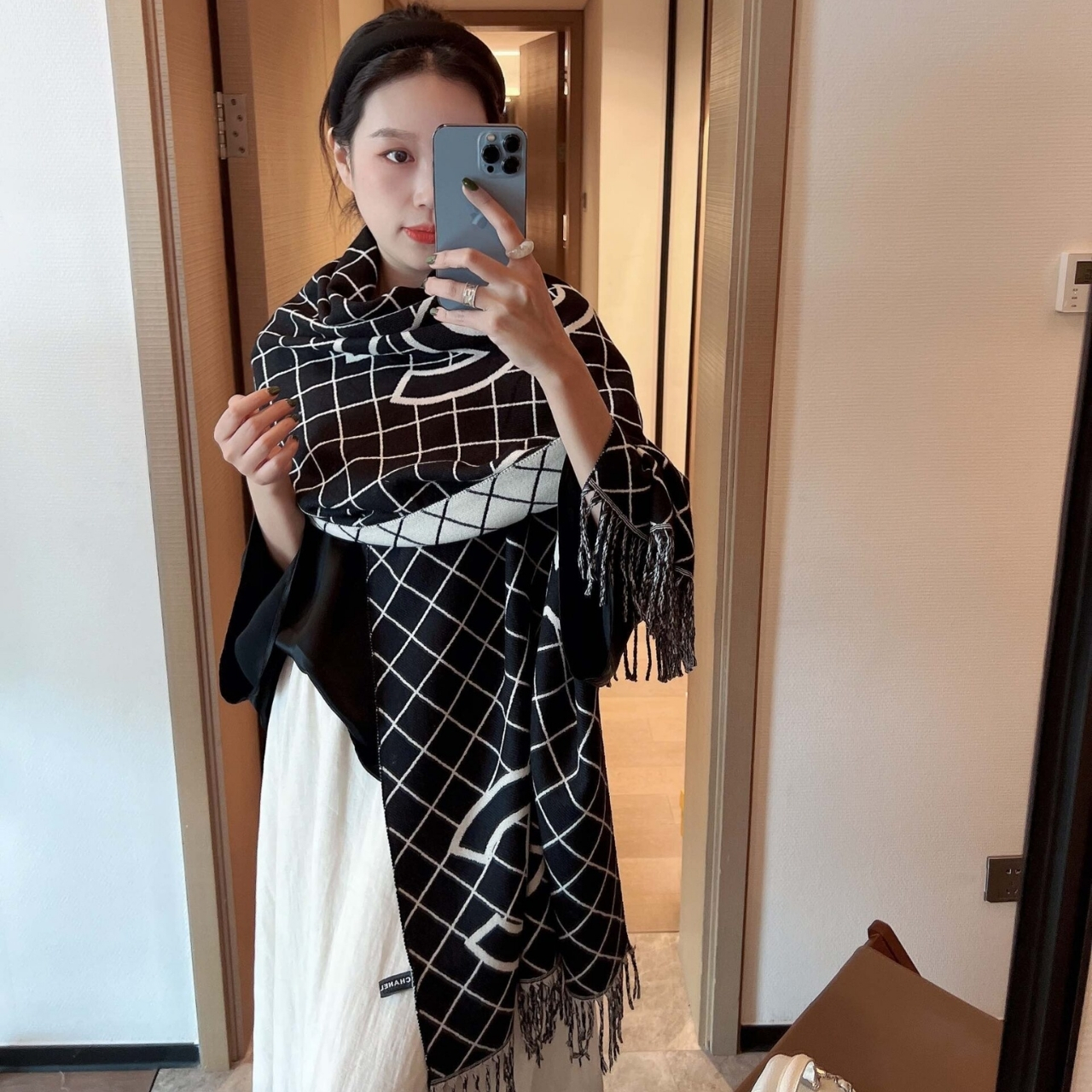 Chanel Cashmere Shearling Scarf Black - Image 4