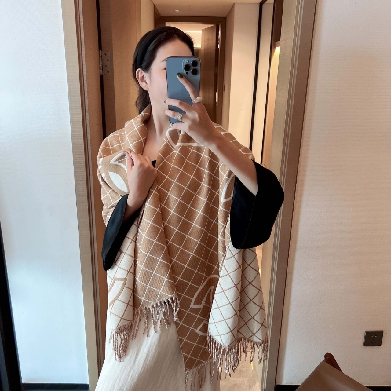 Chanel Cashmere Shearling Scarf Beige - Image 4